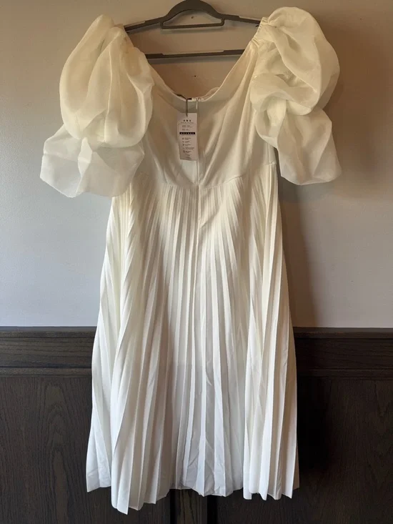 Off-Shoulder White Pleated Midi Dress with Statement Puff Sleeves - Picture 4 of 7